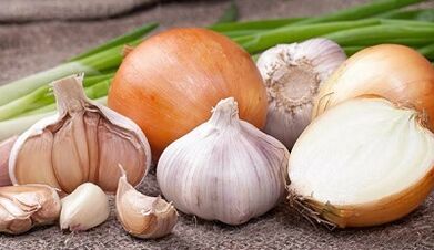 Bawang dan bawang putih untuk meningkatkan potensi pada lelaki